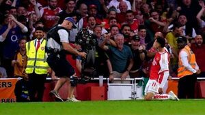 Gabriel Martinelli snatches last-gasp victory for Arsenal against Man City