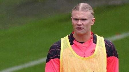 Erling Haaland trains for Manchester City after weekend injury scare