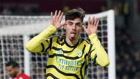 Late goal sees Arsenal beat Brentford to reach Premier League summit