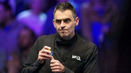 Ronnie O’Sullivan reels off six successive frames to advance at UK Championship