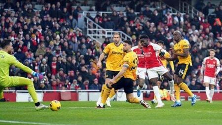 Bukayo Saka and Martin Odegaard fire Arsenal four points clear at PL summit