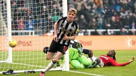 Anthony Gordon on target as Newcastle edge Premier League victory over Man Utd