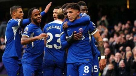 Chelsea hold on to beat Brighton despite playing second half with 10 men