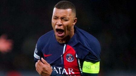 Kylian Mbappe helps 10-man PSG to victory against Le Havre