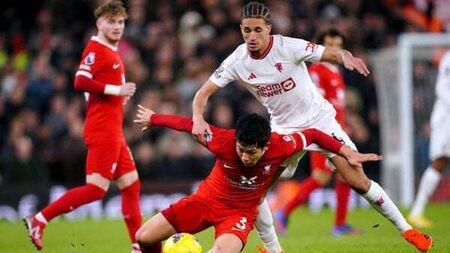 Manchester United battle to goalless draw at Anfield as Liverpool blunted