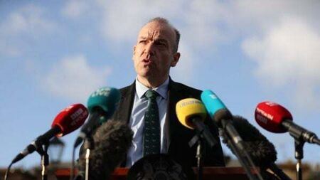 UK government to make final offer of £3.3bn to support restoration of Stormont