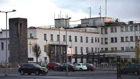 Minister takes aim at weekend discharge rates as trolley count tops 500