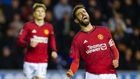 Manchester United ease into round four with win at Wigan