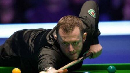 Mark Allen hits 86 in final-frame decider to beat John Higgins