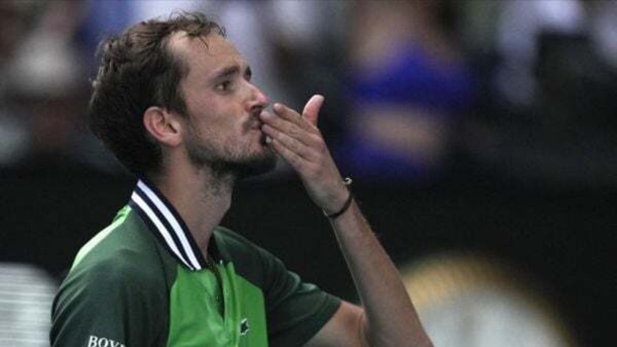Daniil Medvedev battles into Australian Open semi-finals