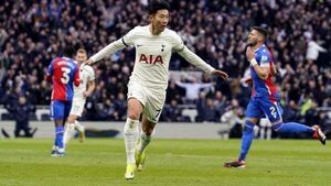Tottenham hit back late on to beat Crystal Palace