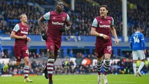 West Ham score twice in stoppage time to beat struggling Everton West Ham score twice in stoppage time to beat struggling Everton