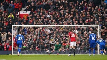 Penalty double helps Manchester United edge past Everton at Old Trafford