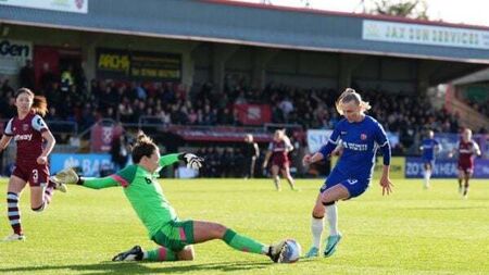 Chelsea return to top spot in WSL after beating struggling West Ham