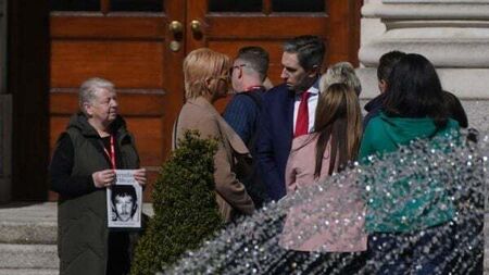 Stardust families meet Taoiseach as they await State apology