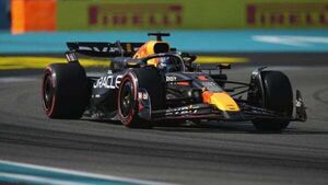 Max Verstappen wins sprint as Fernando Alonso and Lewis Hamilton clash in Miami