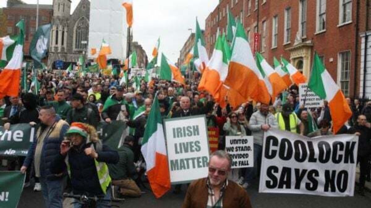 Counter-protest staged as anti-immigration demonstrators gather in Dublin
