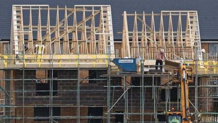 Minister vows to examine Housing Commission recommendations