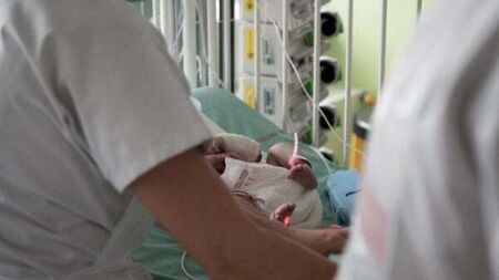 Admissions to paediatric critical care units up 14%, report finds