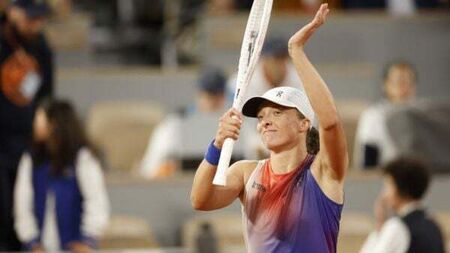 Defending champion Iga Swiatek breezes through opening match at French Open