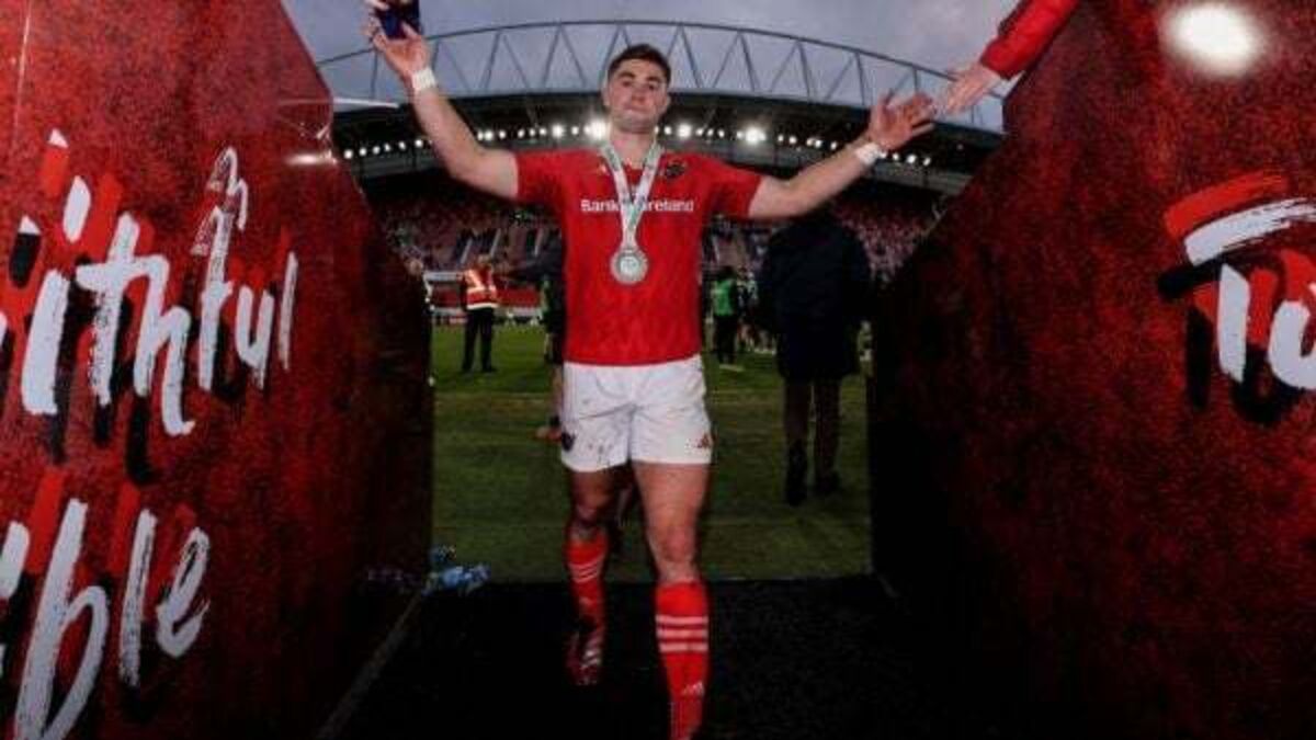 Jack Crowley shines as Munster beat Ospreys to earn home URC semi-final