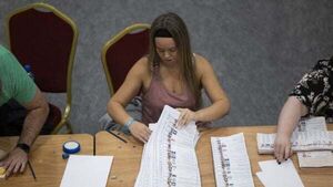 Elections: Early indications show tough day for Sinn Féin, smaller losses for Fine Gael, Fianna Fáil Elections: Early indications show tough day for Sinn Féin, smaller losses for Fine Gael, Fianna Fáil