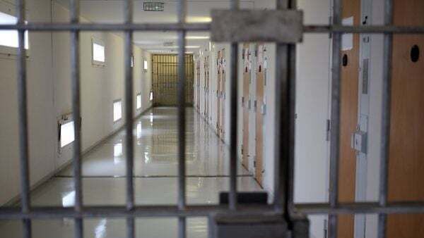Inmate slashed prison officer with sharpened toilet brush on hospital visit, court hears