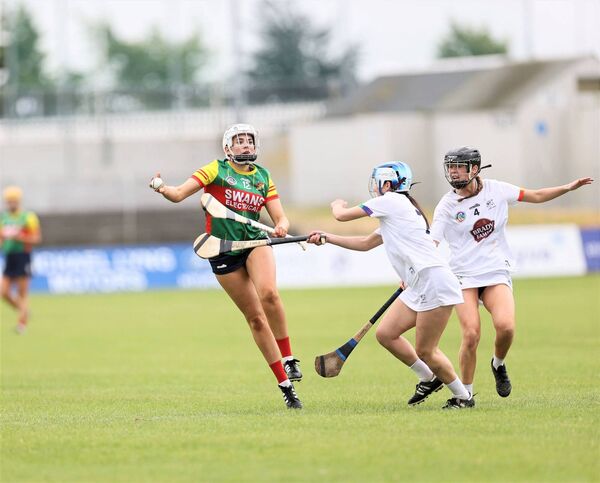 Rebecca Kelly gets ready to hand pass as Kildare's Ellen Morgan closes in