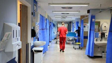 Hospital overcrowding: 440 patients waiting for beds