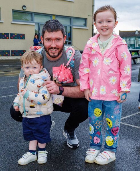 Brendan McHugh with his children Sonaí and Faith. Photo: michaelorourkephotography.ie Brendan McHugh with his children Sonaí and Faith. Photo: michaelorourkephotography.ie