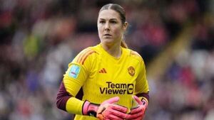 England goalkeeper Mary Earps to leave Manchester United