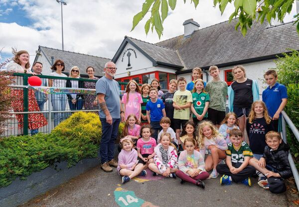 Martin Duffy with teachers Caoimhe Duffy, Michéal Cunningham, Eileen Griffin and Blaithín Reid, Julie Doran (SNA) and the pupils of Nurney NS 