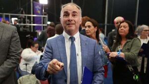 Independent unionist Alex Easton unseats Alliance deputy leader in North Down