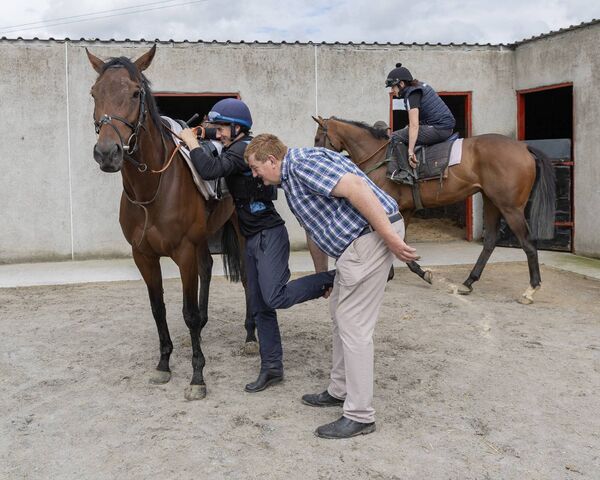 John 'Shark' Hanlon gives jockey Harry Sexton a leg up. Photo: Thomas Nolan Photography.