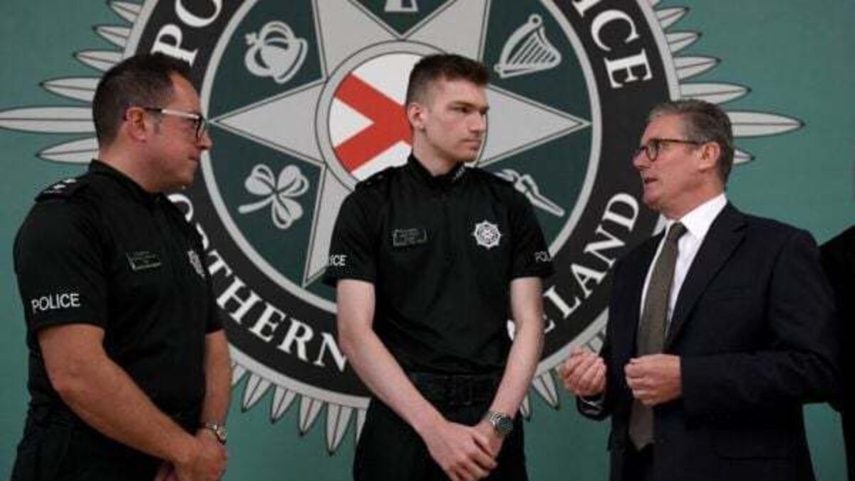Starmer meets police in Belfast injured in recent disorder