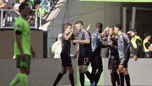 Serge Gnabry scores late Bayern Munich winner at Wolfsburg