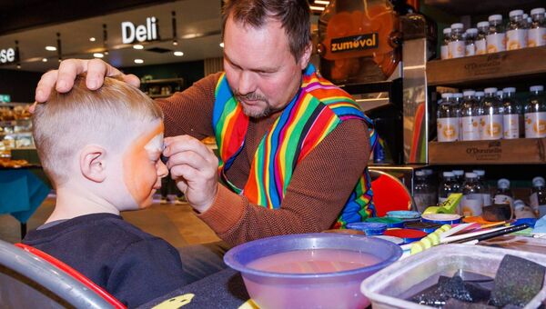 Ryan Lowry has his face painted by Tom Widgery Ryan Lowry has his face painted by Tom Widgery