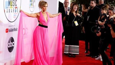 Jennifer Lopez says ‘music really does have power to heal’ in AMAs appearance