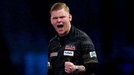 Mike De Decker stuns Luke Humphries to win World Grand Prix