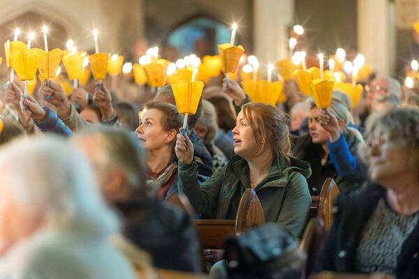 A joyful scene in the cathedral