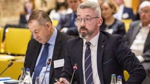 Niall Ó Donnghaile named as ex-Sinn Féin member who allegedly sent inappropriate texts to teenager Niall Ó Donnghaile named as ex-Sinn Féin member who allegedly sent inappropriate texts to teenager
