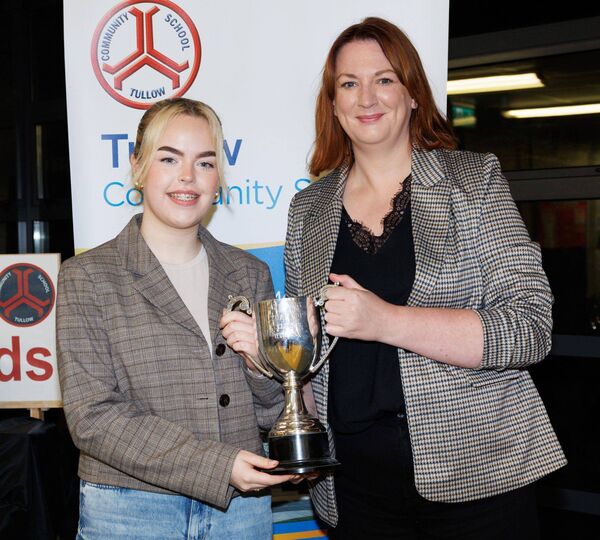 Hannah Rooney receives the physics award from Eimear Kenny