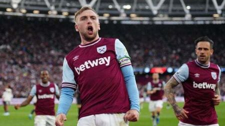 Jarrod Bowen penalty heaps pressure on Erik ten Hag as West Ham beat Man United
