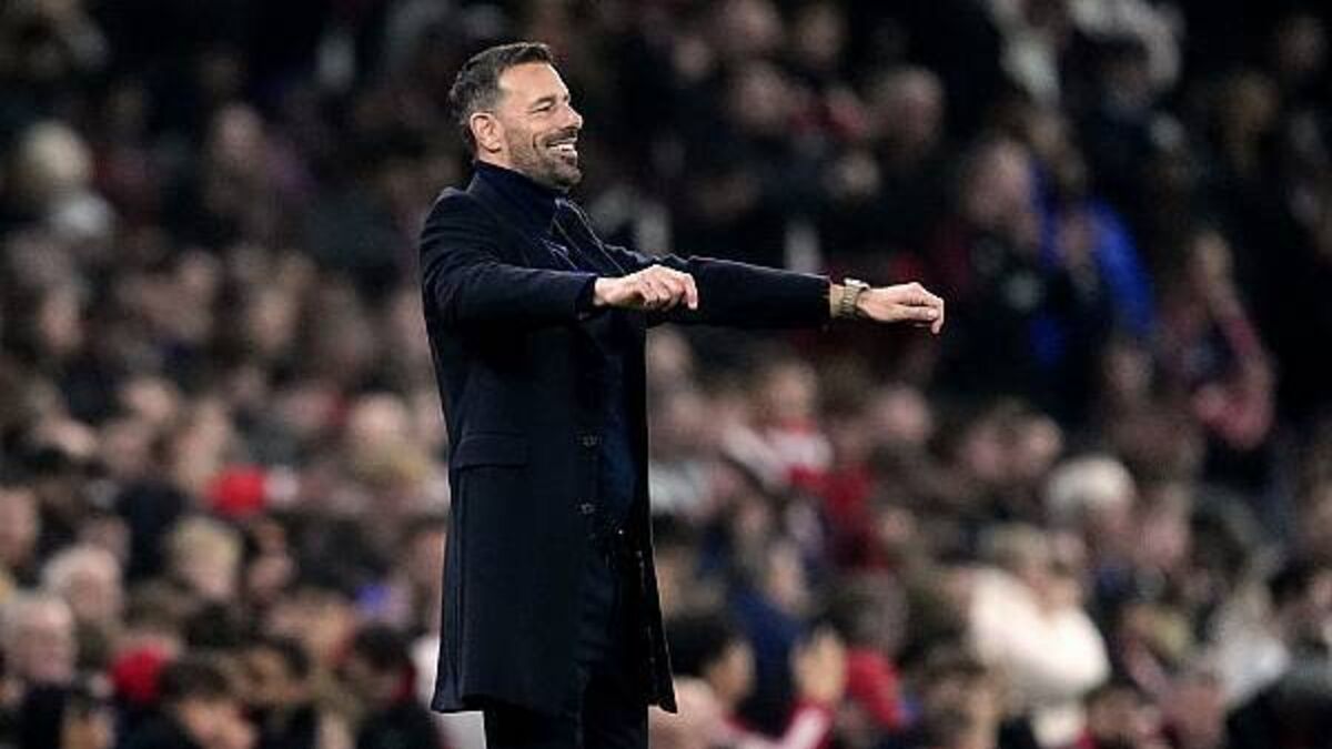 Ruud van Nistelrooy wants to stay at Man Utd as Ruben Amorim talks continue