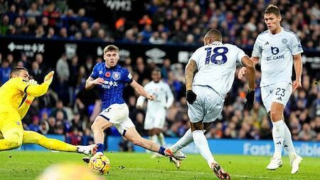 Jordan Ayew earns Leicester a late point as Ipswich squander another lead