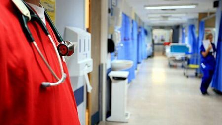Hospital overcrowding: 553 patients waiting for beds