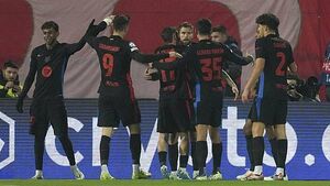 Robert Lewandowski on target again as Barcelona continue impressive form