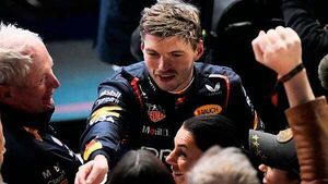Max Verstappen wins chaotic Qatar Grand Prix as Lewis Hamilton struggles again