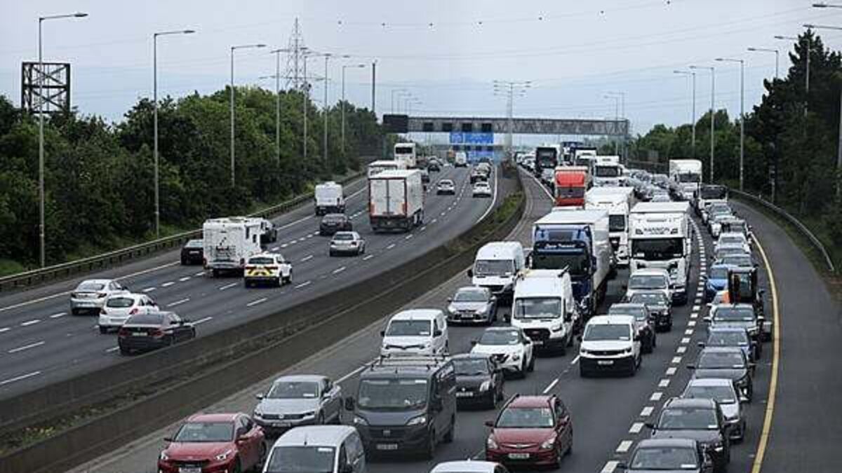 Two gardaí assaulted after responding to car crash on M50