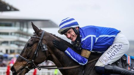 Energumene wins on return to track